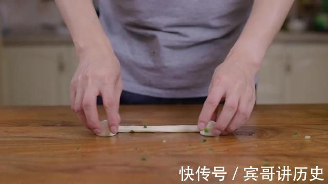 排队4个小时才能吃到的网红葱油饼，只要简单几步在家就能做