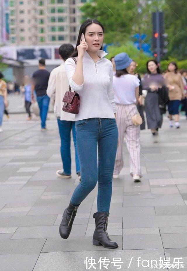 街拍|白色棉质上衣搭配蓝色牛仔裤，青春靓丽，气质迷人