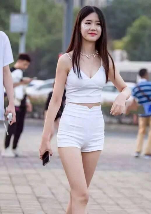 带子 吊带背心搭配牛仔短裤,清爽舒适,大长腿展露无遗!