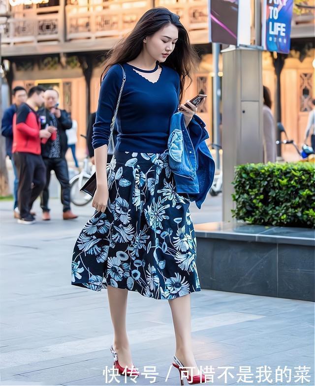 还在短裤配短靴早过时了,今秋流行“半裙+高跟鞋”,显高显瘦