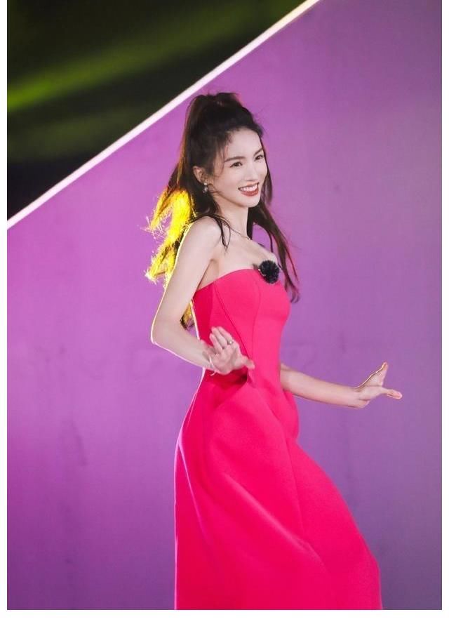 《舞蹈生》完美結(jié)束，金晨穿靴子熱舞，粉絲熱議不斷