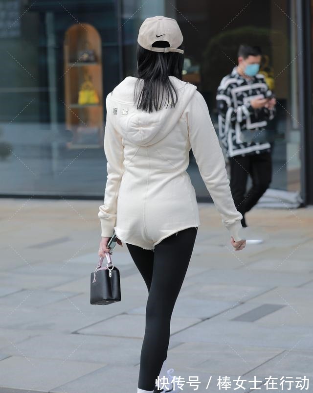 装扮 减龄美丽的瑜伽裤装扮尽显优美曲线,带来性感的魅力,款式独特!