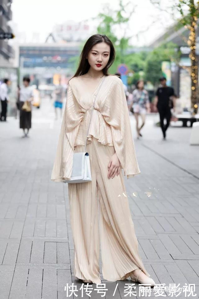 美女脚上搭配一双纯色系高跟鞋,随意一穿就是韩剧女主的时尚感