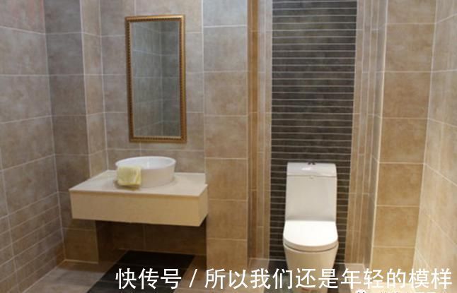 卫生间|卫生间贴瓷砖,老公硬要做个“地爬墙”,完工后我看愣了,太美了