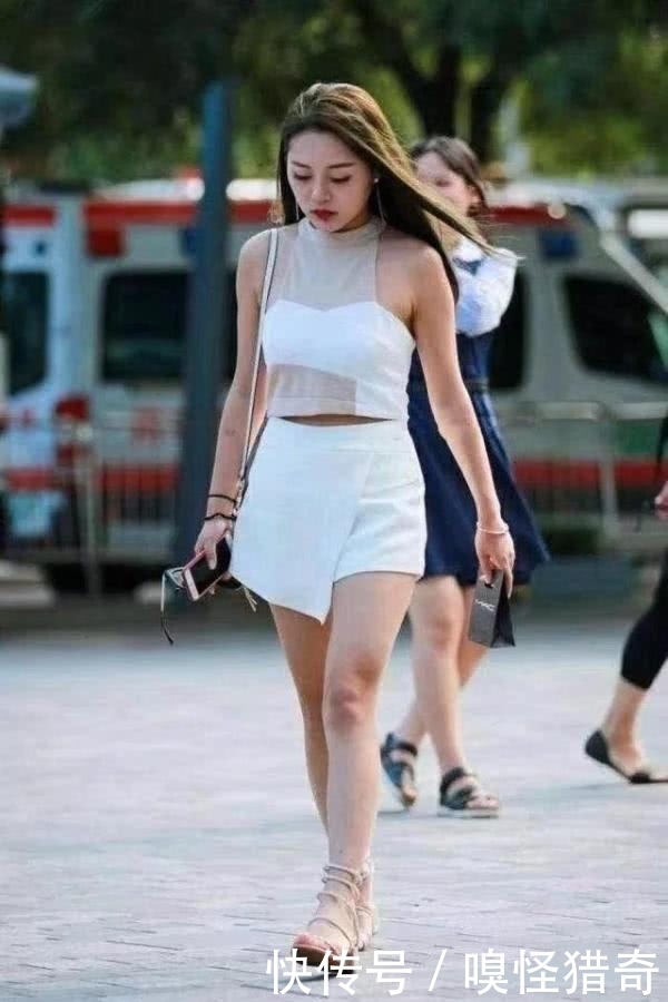 羡慕|街拍美女:气质小女生身穿短裤, 曼妙的身姿, 高冷的气质让人羡慕