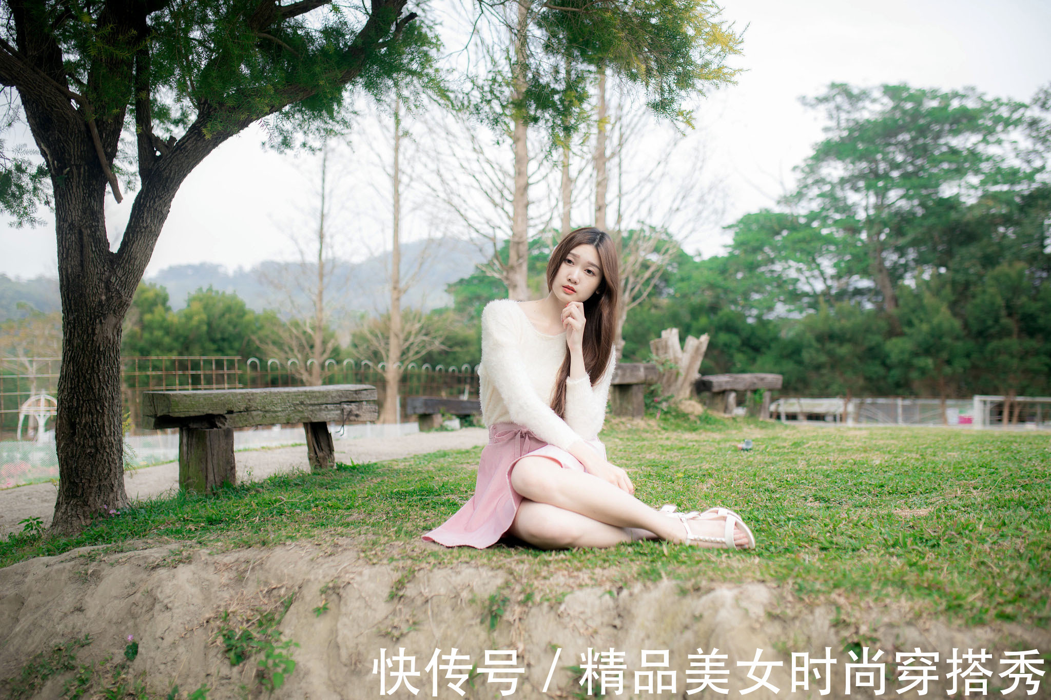 小衫|甜美减龄的穿搭:粉色半身裙+白色小凉鞋,温柔甜美