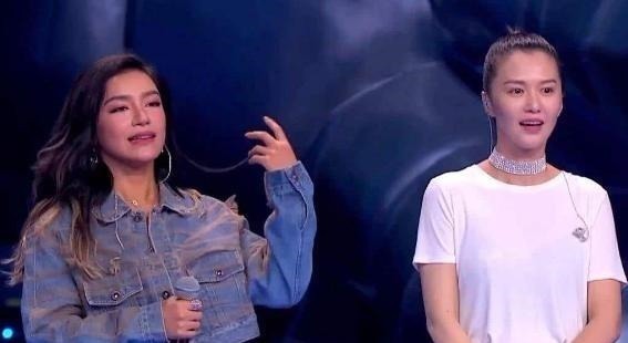 同樣都是“超女”走紅,當(dāng)年的亞軍已是導(dǎo)師,而冠軍卻仍是選手