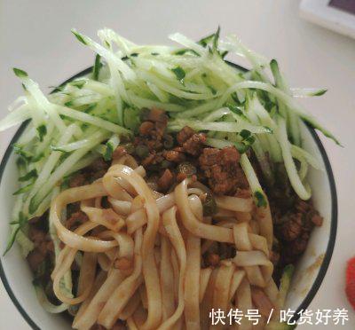 朋友圈|这道家庭版炸酱面拍照发到朋友圈,都在夸我厨艺高