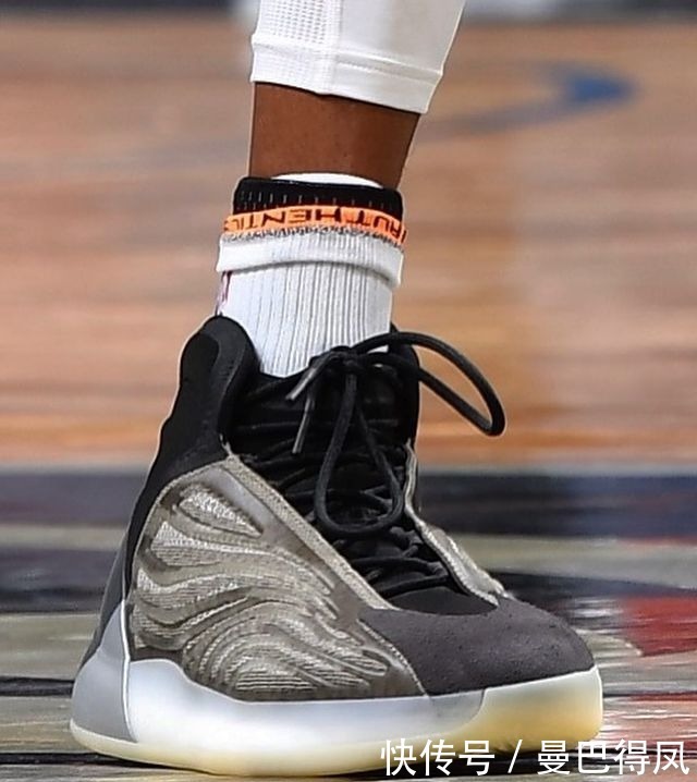 NBA球员上脚:保罗·乔治上脚PG5,欧文上脚中国年