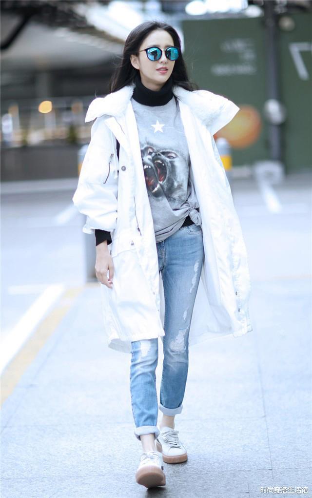 最近火了一种穿法叫羽绒服配裤子，保暖又时髦，明星都上头