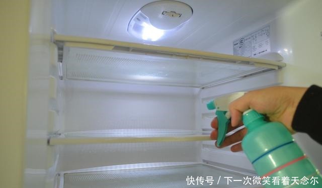 冰箱脏了不可用水擦，教你一个诀窍，冰箱污渍细菌全去除，真受用