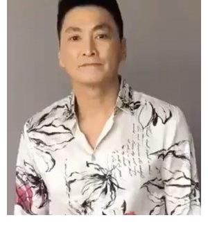 招工|息影做食品生意，61岁何家劲内地工厂招工惹争议，被网友吐槽黑心