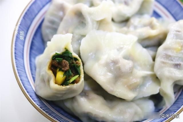 韭菜饺子，别总搭配鸡蛋了，教你这样调馅，个个爆汁更好吃