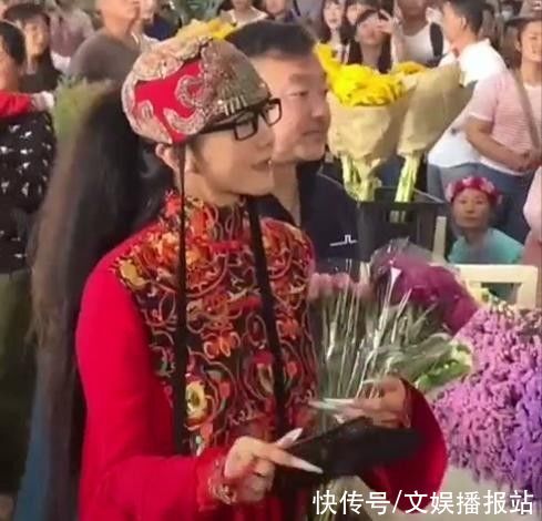 63岁杨丽萍现身花市 大热天穿厚衣服摇扇子 保镖开道被指排场大 全网搜