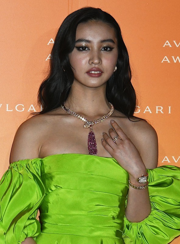 服饰|木村光希继承了爸妈的高颜值, 不过纯绿色长裙好显黑, 有点压气质