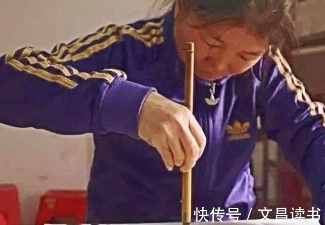 何忠亮#湖南50歲大媽苦練書法數十年,拜曹雋平為師,后一幅字賣到一百元