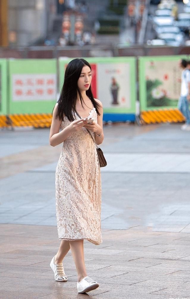 裙子买短了没事儿,裙子买长了还去逛街,走起路来不拌腿吗