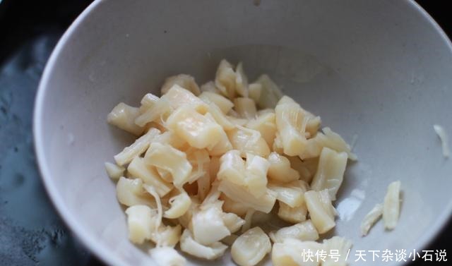 炎热的天气下厨太热,不如在家喝海鲜粥,鲜美又不失营养