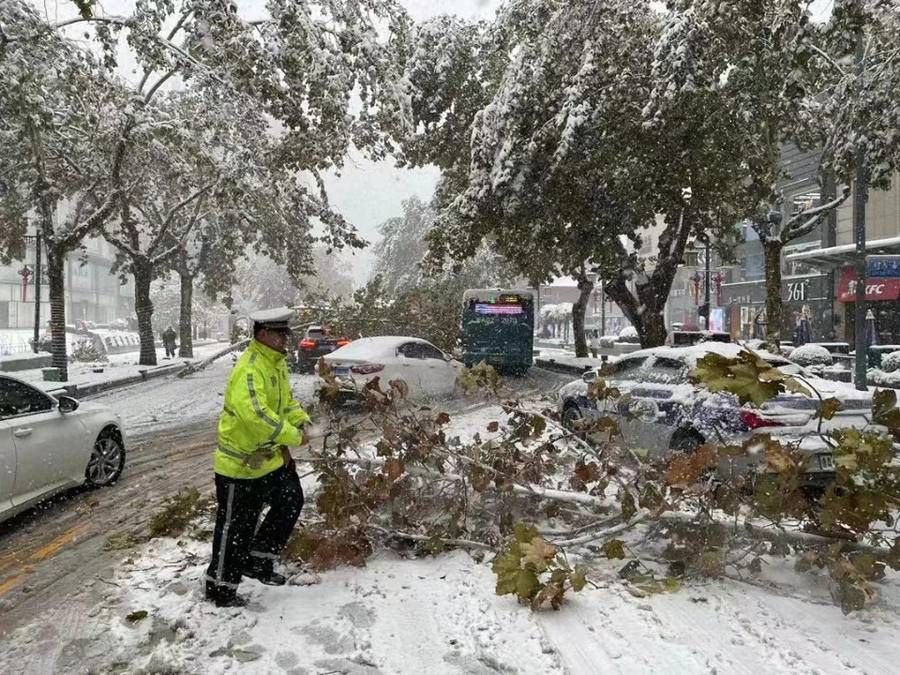 济南|大雪中，济南交警这些守护的身影真美