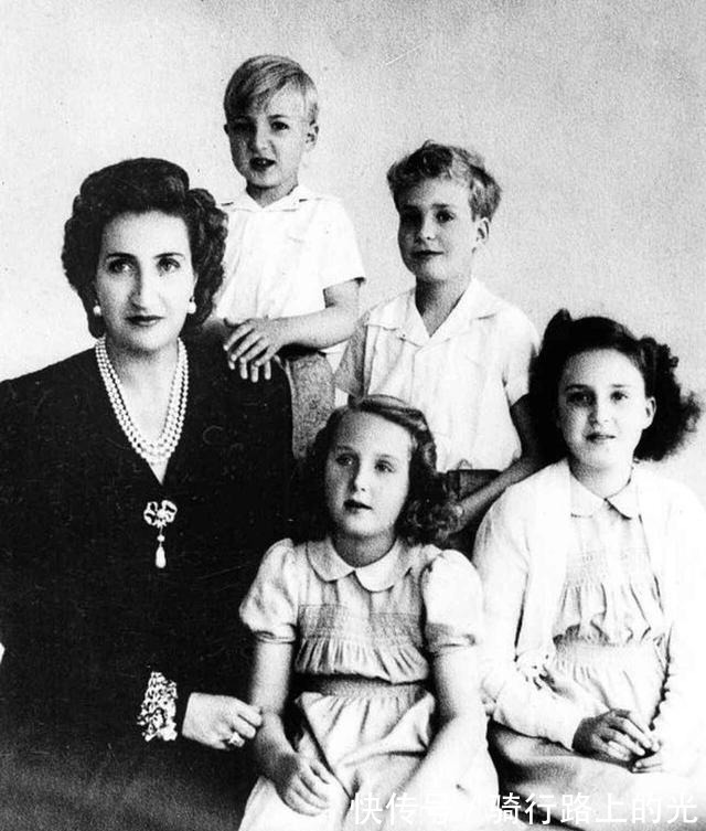 玛格丽塔 王室珠宝听说,钻石蝴蝶结胸针和珍珠更配哦