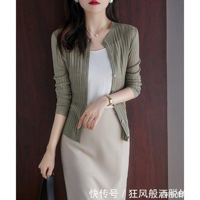 初秋搭配界的“百搭扛把子”,针织衫这样穿,低调又显瘦!