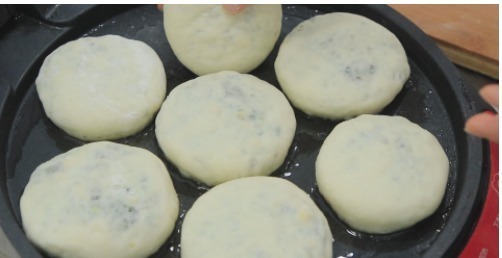 一碗面粉，一盆素馅，不用蒸，快速做蓬松柔软发面馅饼，好吃极了