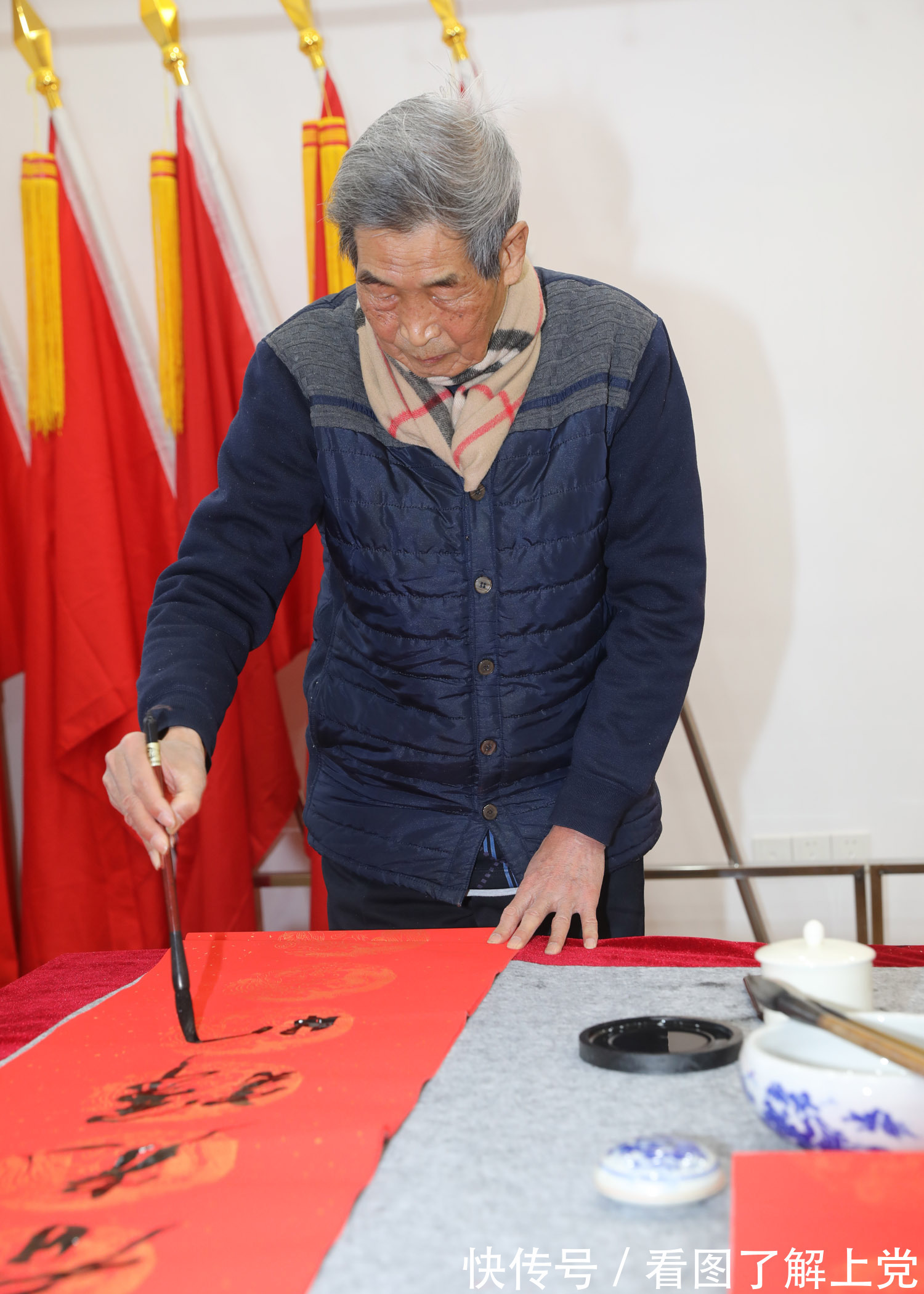 书法爱好!潞州区长兴社区组织书法爱好者写春联 把祝福送给居民