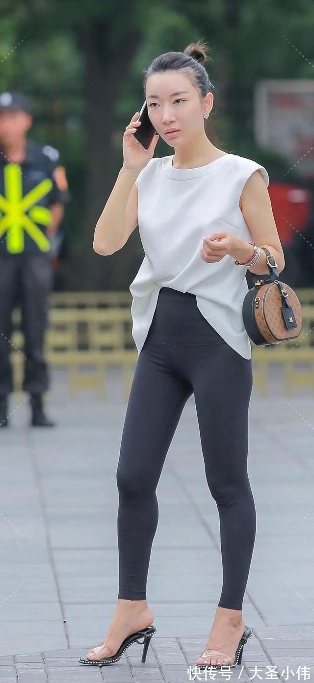 紧身衣|美女街拍：一个相当自信的女孩，让直男觉得有些心动，很想请她吃饭聊聊天