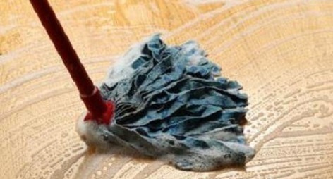 每天拖地3次还是脏老保姆给你支个招,半个月都不用再拖地