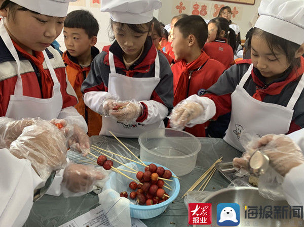 新闻记者|沾化区富国街道城南小学开展“自制冰糖葫芦 体验中国味道”活动