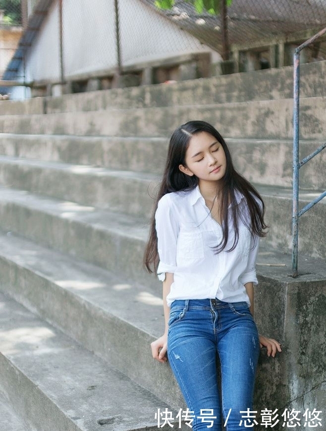 紧身牛仔裤美女:拥有一条紧身牛仔裤,展现女性满满的活力