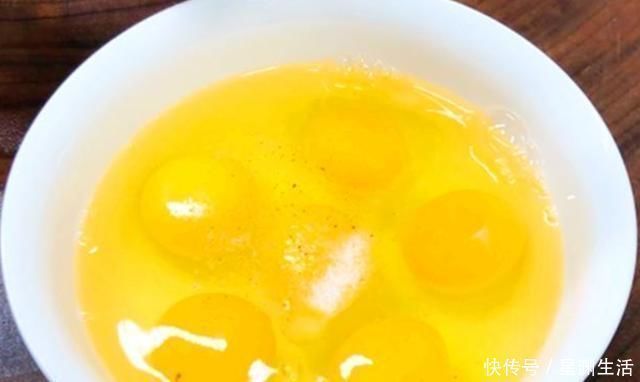 韭菜|韭菜炒鸡蛋，先炒韭菜还是先炒蛋？行家都这么炒，鲜嫩翠绿营养高