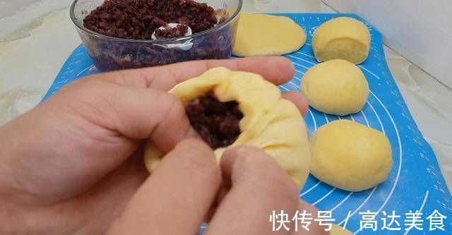 面包很好吃，有4个鸡蛋，又软又甜，不用烤箱你就能成功