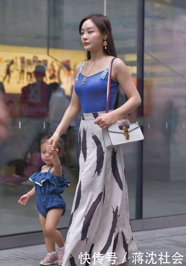 有种|街拍辣妈穿吊带背心搭配长裙,有种成熟女性的温婉味道