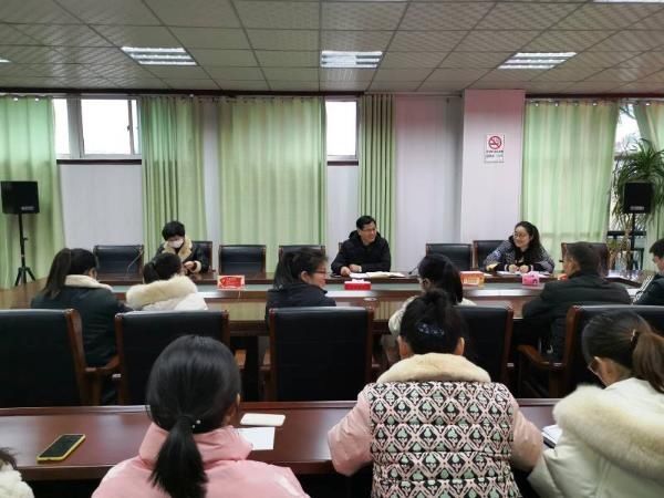 淮北市人民路学校召开新任教师培养座谈会