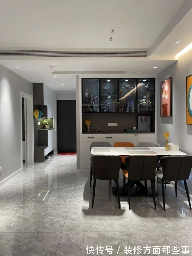 灯光|104平四口之家,客厅激光投影太过瘾,整柜的手办太壮观