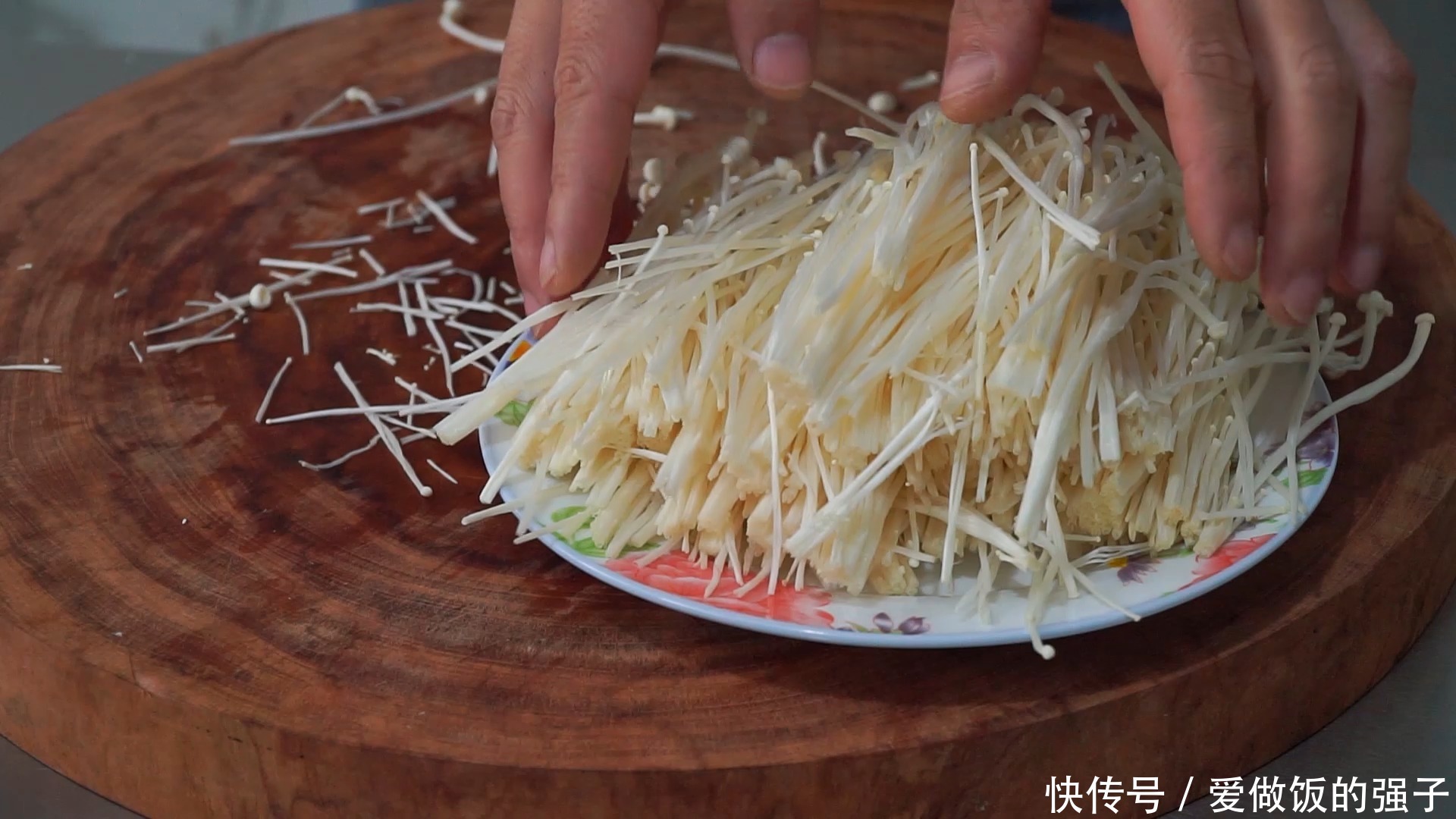 可口|分享一道金针菇做成凉菜的做法,香辣可口,好吃到爆