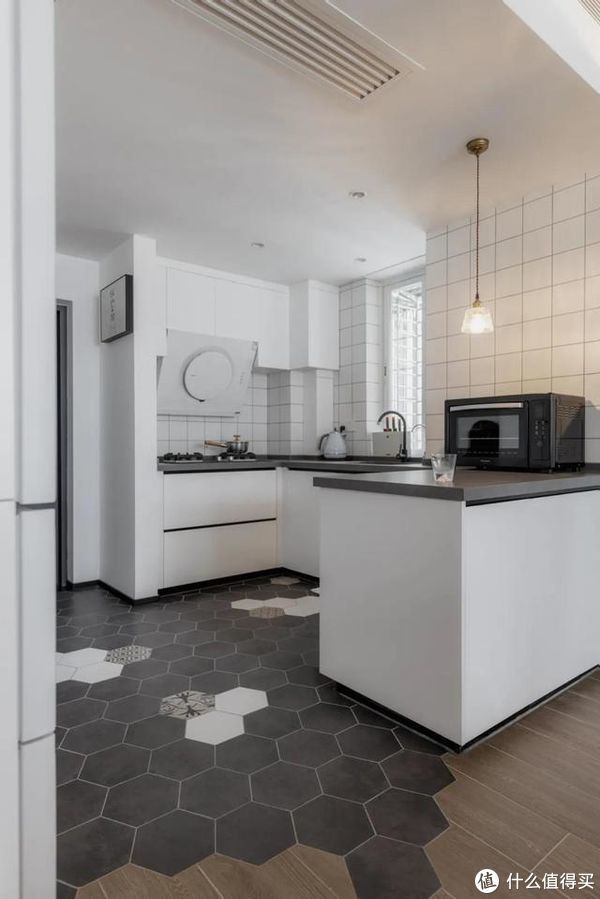 客厅|舍弃客厅,不买茶几!福建90后男主的家,因媲美图书馆而走红网络