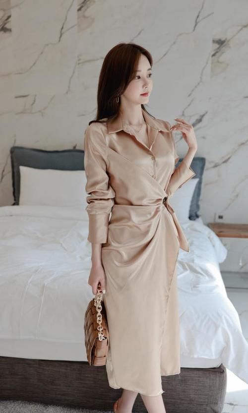 时尚穿搭孙允珠：柔美洛神丝光炫色束腰百褶裙