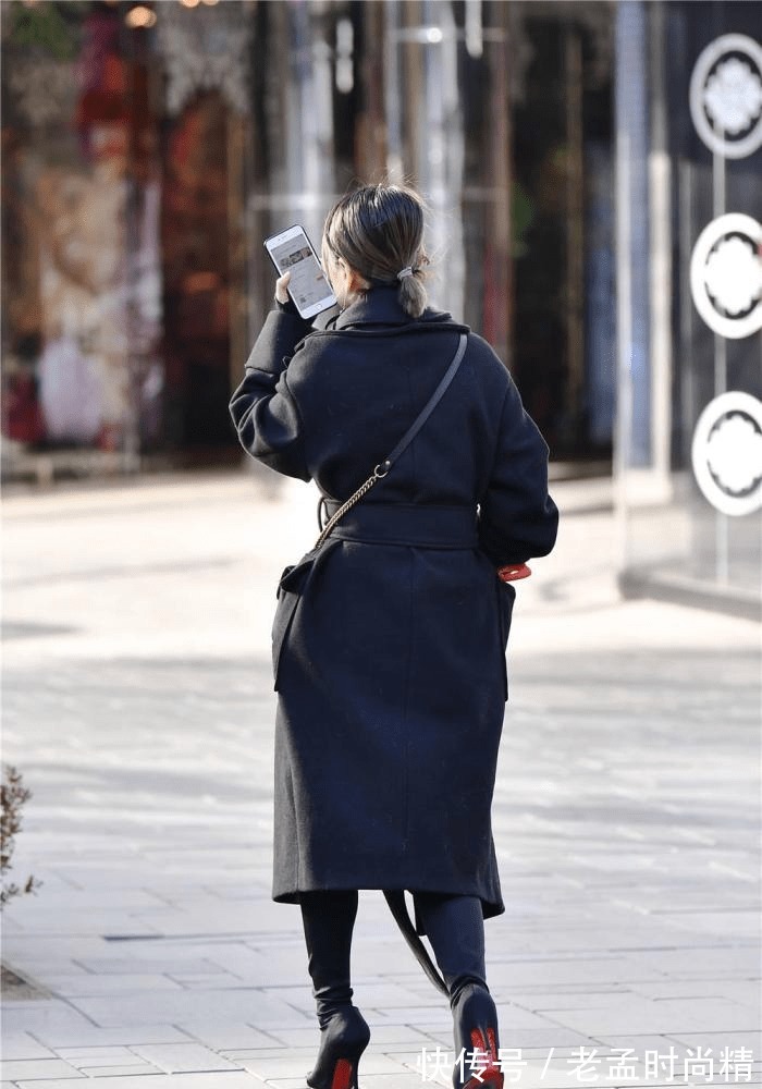 高跟鞋|尖头细跟长靴,设计很独特,鞋尖比较长,搭配黑色呢子大衣