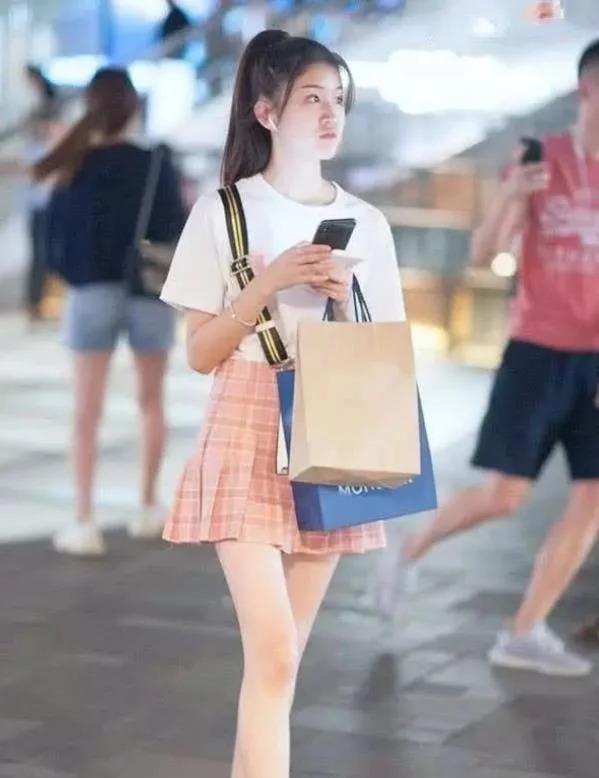 街拍:气质雍容的美女,黑色上衣配浅色牛仔裤,青春气质十足