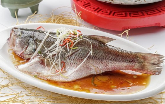 清蒸鲈鱼时，牢记“2不放，加3样”的秘诀，鱼肉嫩白，鲜甜无腥味