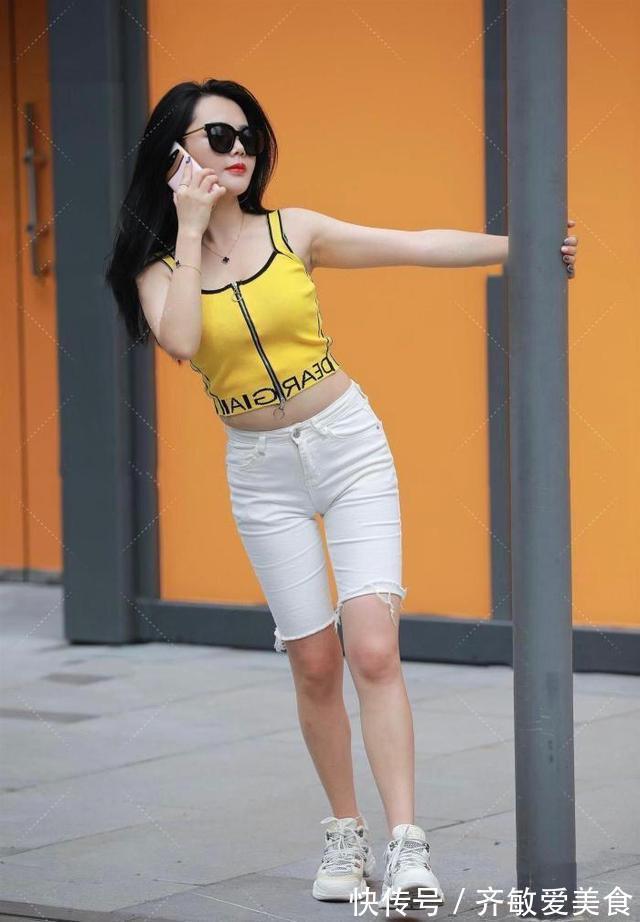 运动鞋 纯白色半身牛仔裤,搭亮黄色紧身吊带,显青春气息,更显活力十足