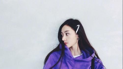 张天爱|怎么穿衣显贵？驼色卫衣配牛仔裤，嫩得就像18岁！