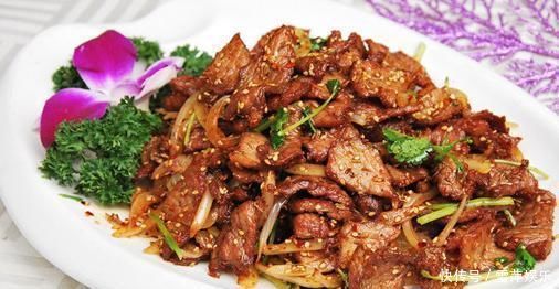 孜然炒肉,和馒头夹在一起吃,好吃到停不下来