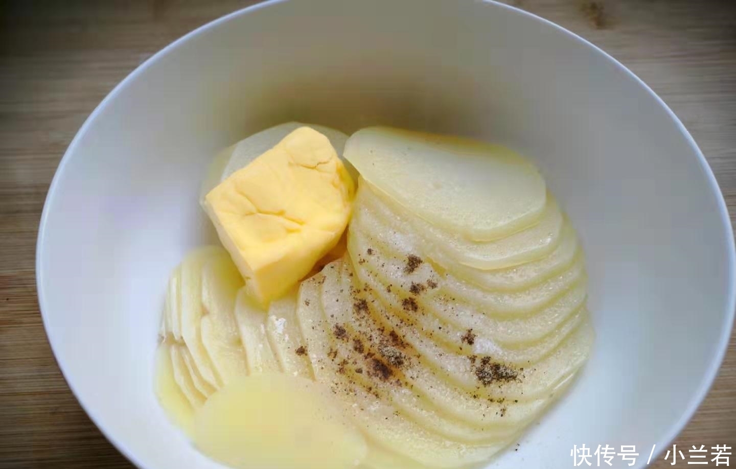 一个土豆，一个鸡蛋，做出的小吃，不油炸，外酥里嫩，孩子最爱！