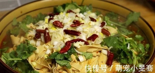 特色|豆腐皮别炒着吃了，教你一个特色做法，香辣美味，比吃肉还过瘾