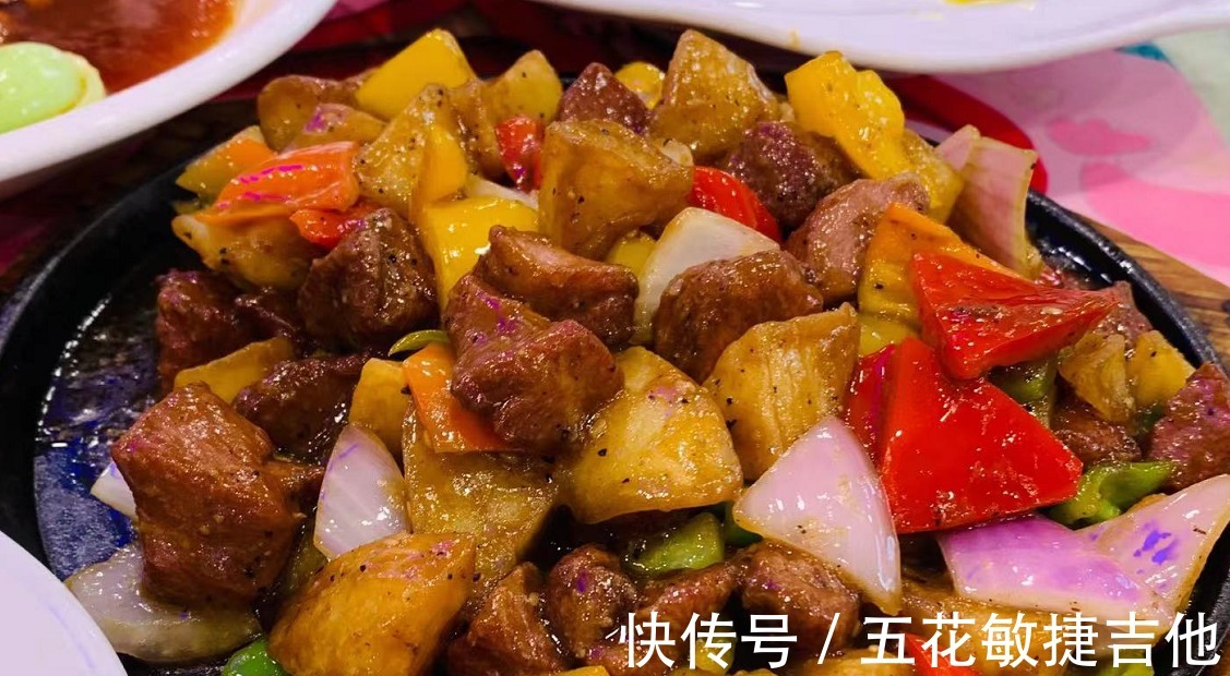 朋友办满月酒,总共花12800多元,晒到朋友圈,大家说菜很实惠!