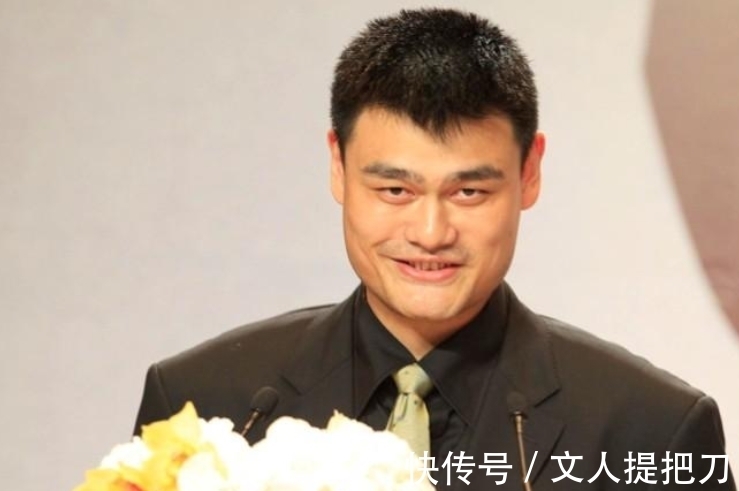 诸暨市人民政府|2米26姚明又长高了？低头都快碰到吊花灯，坐大沙发像挤宝宝椅