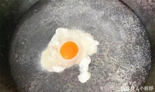 大厨|煮荷包蛋时,直接下锅煮就错了大厨教你1招,鸡蛋不生沫不散花